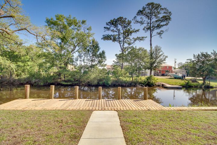 Lovely Bay St. Louis Retreat w / Dock & Canal Access
