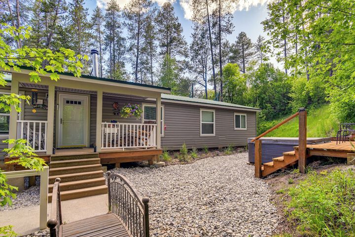 Rustic Escape w / Deck Hot Tub & Mountain Views