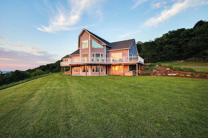 Lake View Champlain Home w / Hot Tub & Sauna!