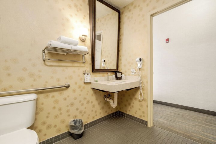 Room 165 of 200