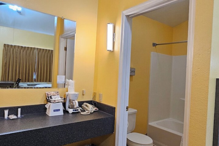 Room 16 of 40