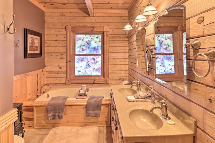 serenity Woods Cabin w / Hot Tub & Fire Pit