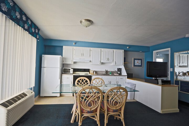 Shoreline Island Resort - Exclusively Adult