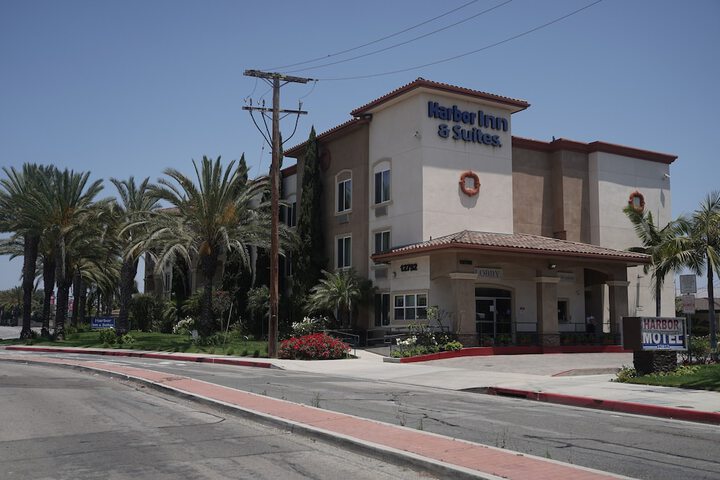 Harbor Inn & Suites