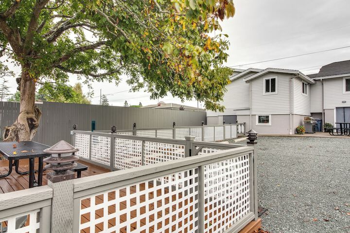 North Bend Home w / Cornhole Court & Putting Green