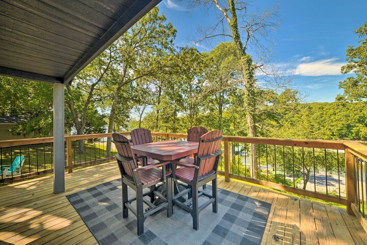 Rustic Dog-friendly Cabin w / Deck & Fire Pit!