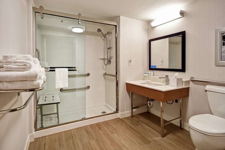 Room 13 of 32
