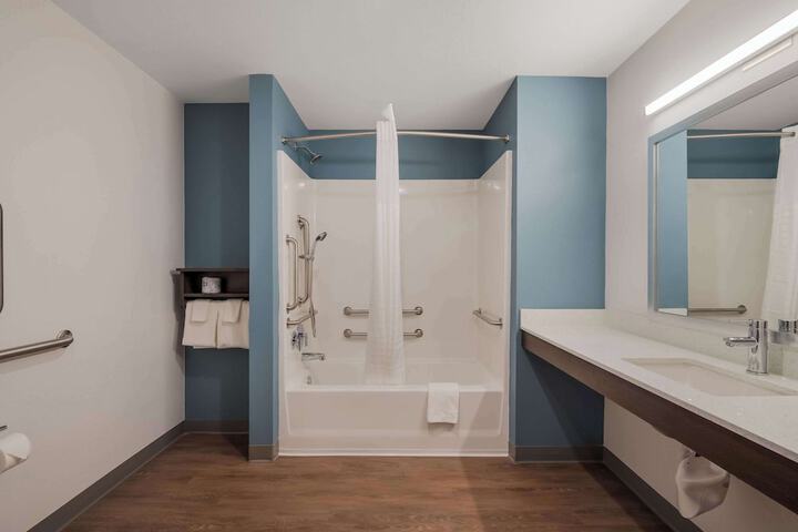 Room 11 of 32