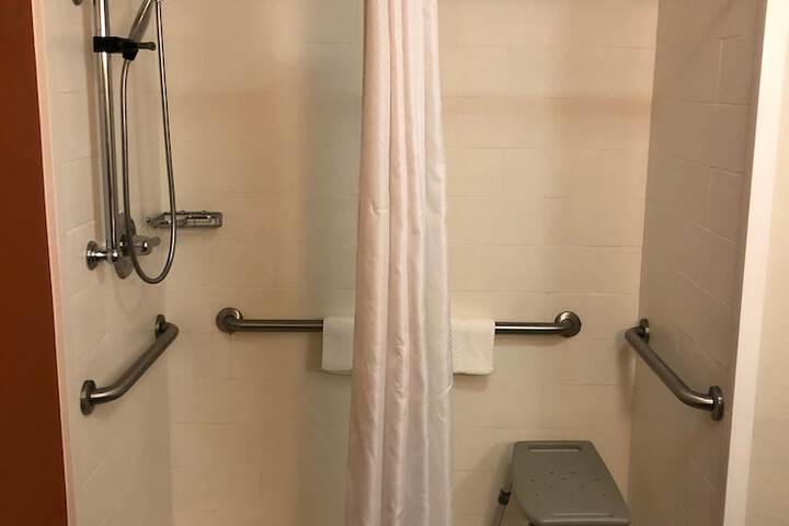 Room 21 of 32