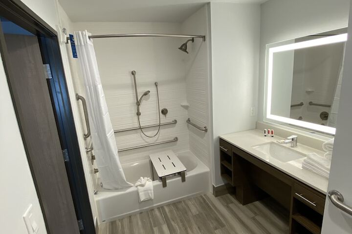 Days Inn & Suites by Wyndham Beaumont West / I-10 & Walden