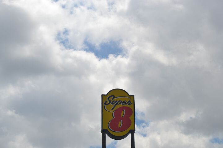 Super 8 by Wyndham Germantown / Milwaukee