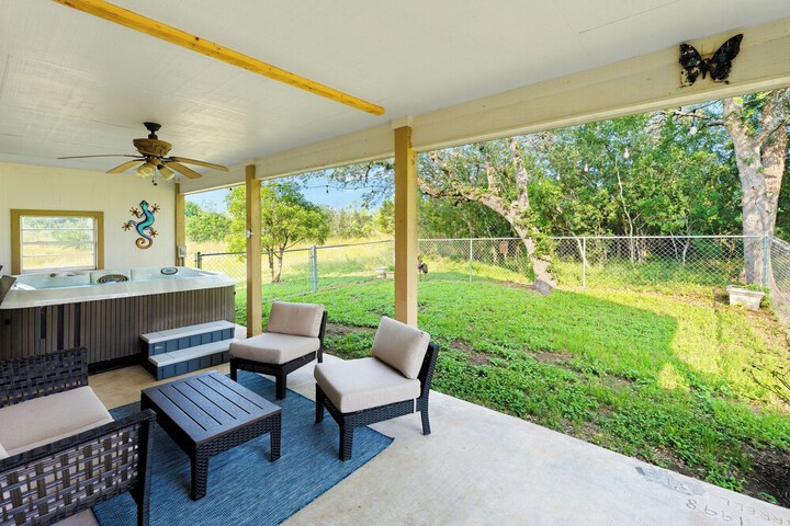 Pet-friendly Marble Falls Home w / Hot Tub!