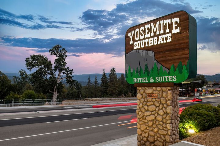 Yosemite Southgate Hotel & Suites