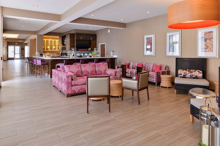 Lounge 43 of 48