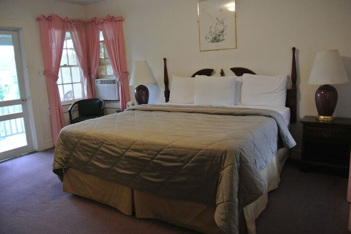 RoseWood Inn