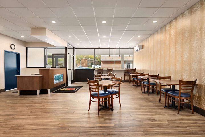 Super 8 by Wyndham Liverpool / Syracuse North Airport
