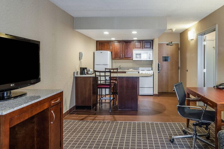 Comfort Inn & Suites West Springfield