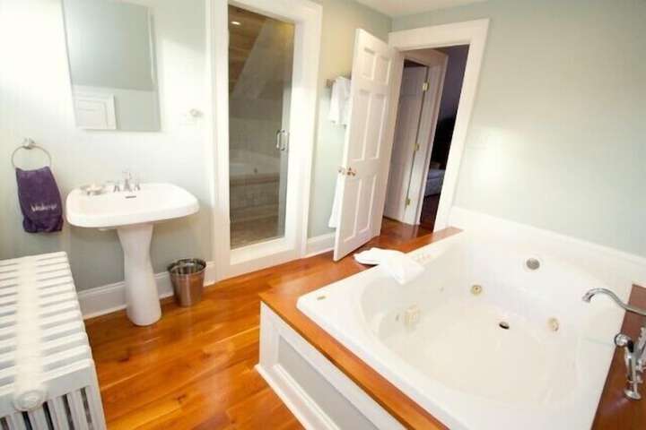 24 East Main Street B & B