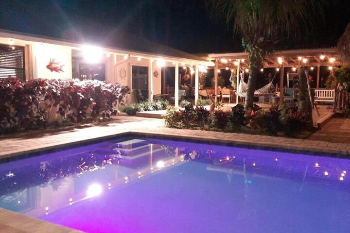 Private Tropical Paradise Guesthouse!