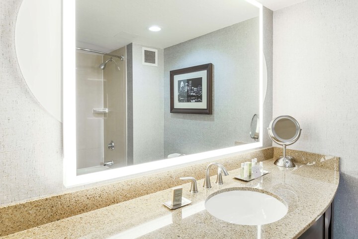 DoubleTree by Hilton Austin - University Area