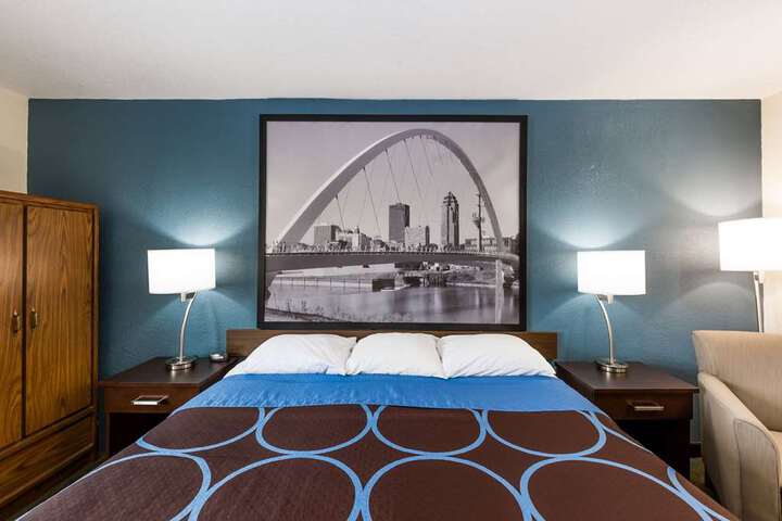 Super 8 by Wyndham Urbandale / Des Moines Area