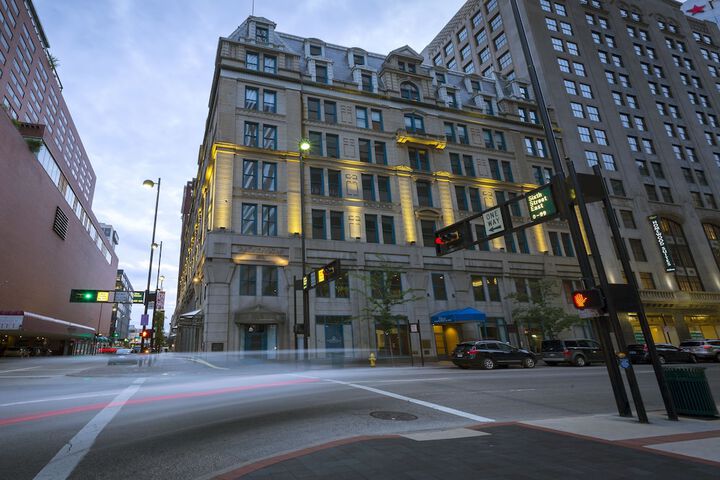 The Cincinnatian Hotel Curio Collection by Hilton