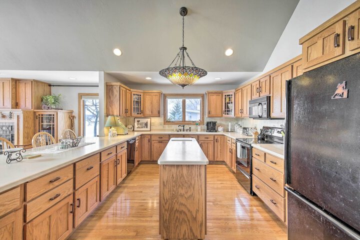 Pet-friendly Family Home Situated on Green Lake!