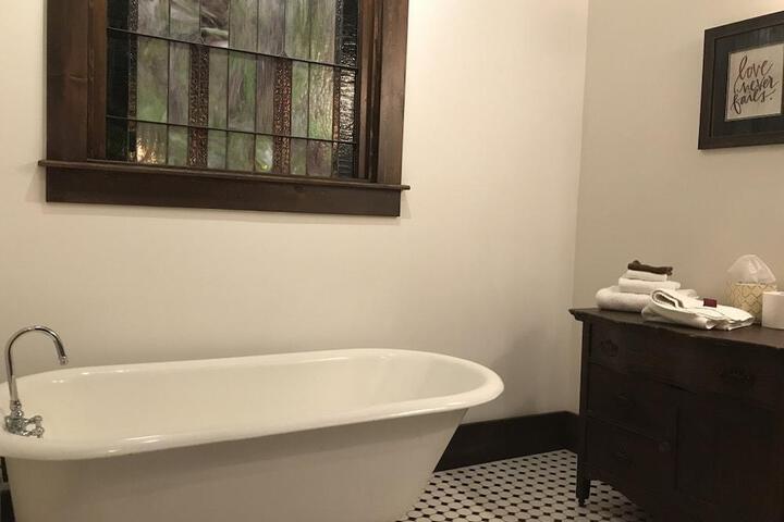 McGrady Inn - Bed & Breakfast