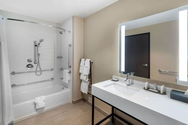 Room 15 of 33
