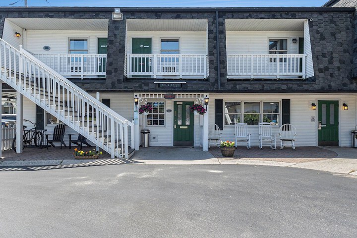 Snyders Shoreline Inn