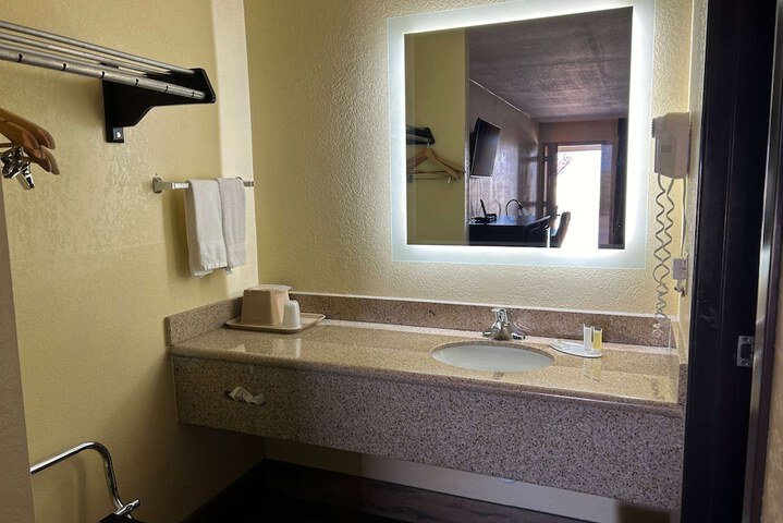 Days Inn by Wyndham Holbrook