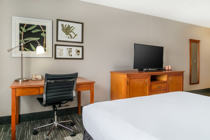 Country Inn & Suites by Radisson Rossford - Toledo South