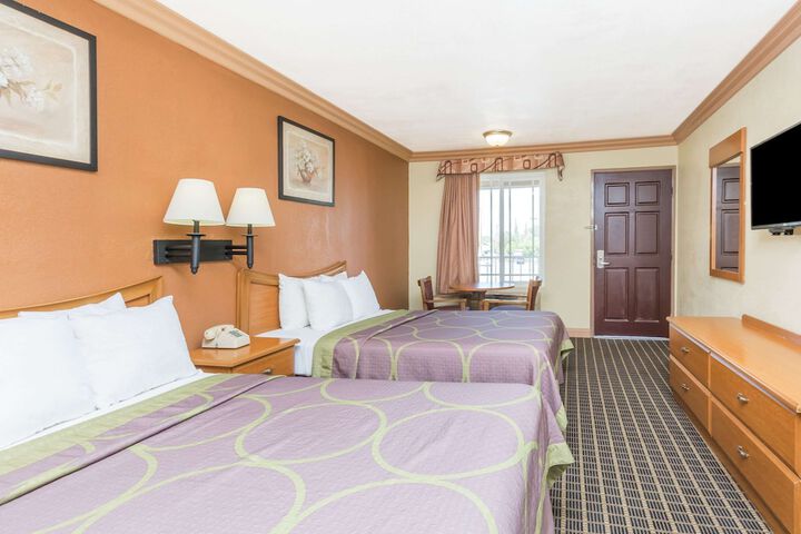 Room 10 of 18