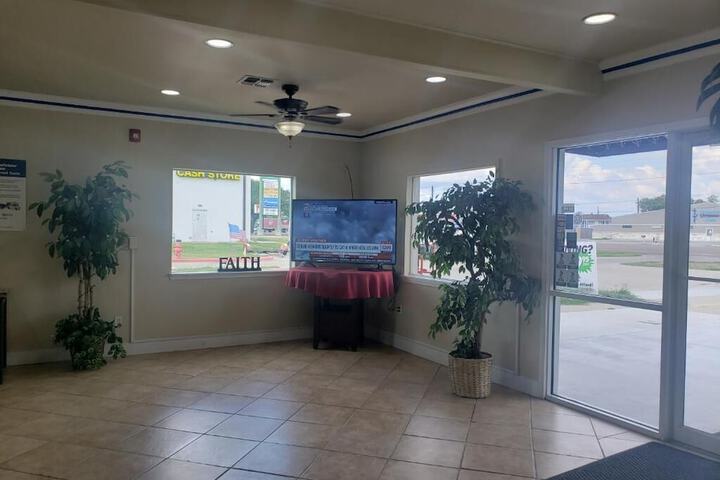 Crossroads Inn & Suites