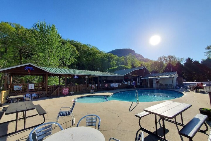 Geneva Hotel & Tiki Bar