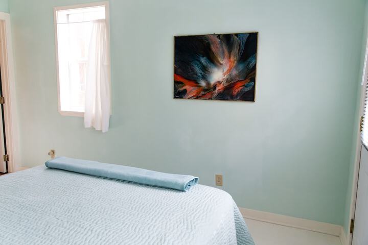 The Blue Room - Charming Studio Great Location! by RedAwning
