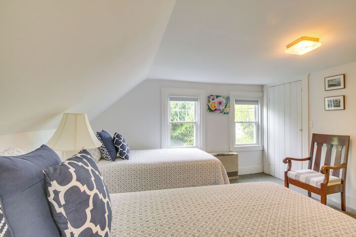 Rockland Home w / Deck 5 Mins to Historic Downtown!