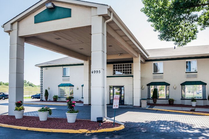 Quality Inn & Suites Des Moines - Merle Hay Road