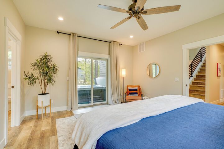 Spacious Donnelly Family Home w / Private Hot Tub!
