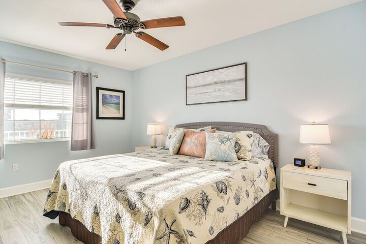 Waterfront Condo w / Water Park Walk to the Beach!