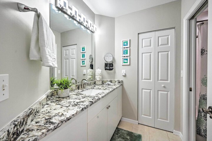 Naples Escape in Regatta w / Resort Amenities!