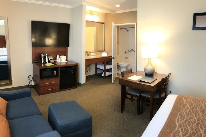 Room 103 of 136