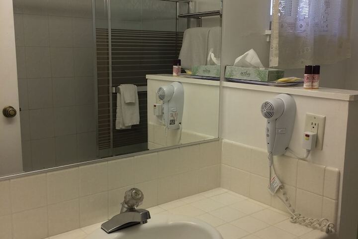 Room 7 of 16