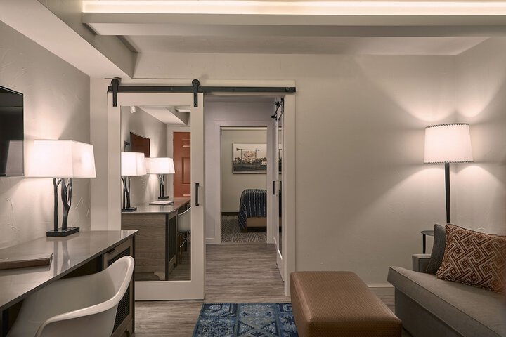 Fredericksburg Inn & Suites
