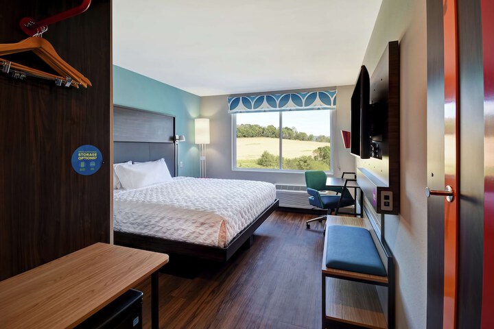 Room 17 of 34