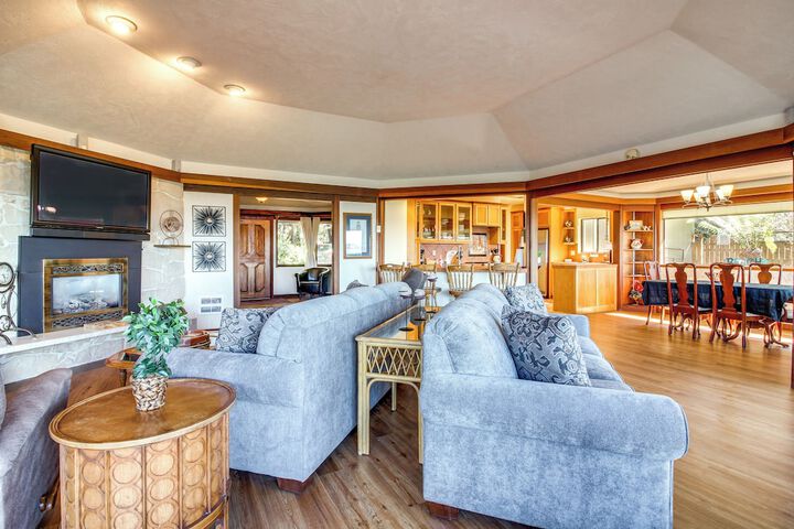 Enchanting Coos Bay Sanctuary w / Lush Views!