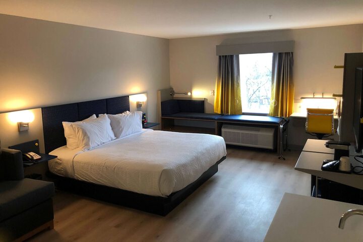 Microtel Inn & Suites by Wyndham Hot Springs