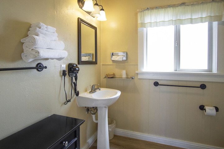 Green Gables Motel & Suites