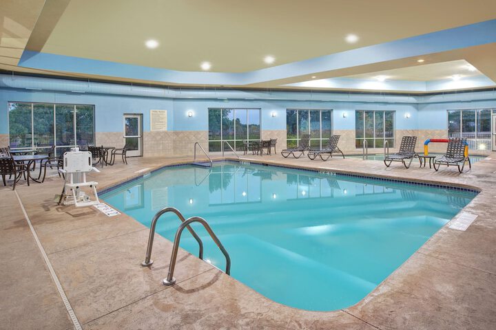 Holiday Inn Express & Suites Milwaukee Nw Park Place by IHG