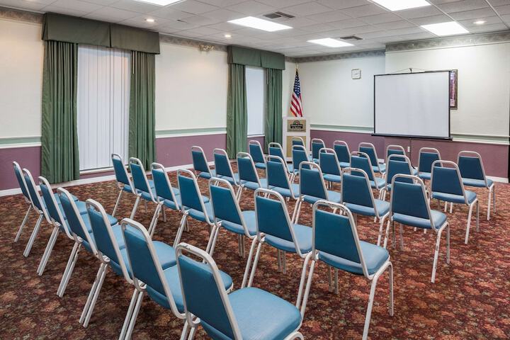 Days Inn & Suites by Wyndham Port Richey